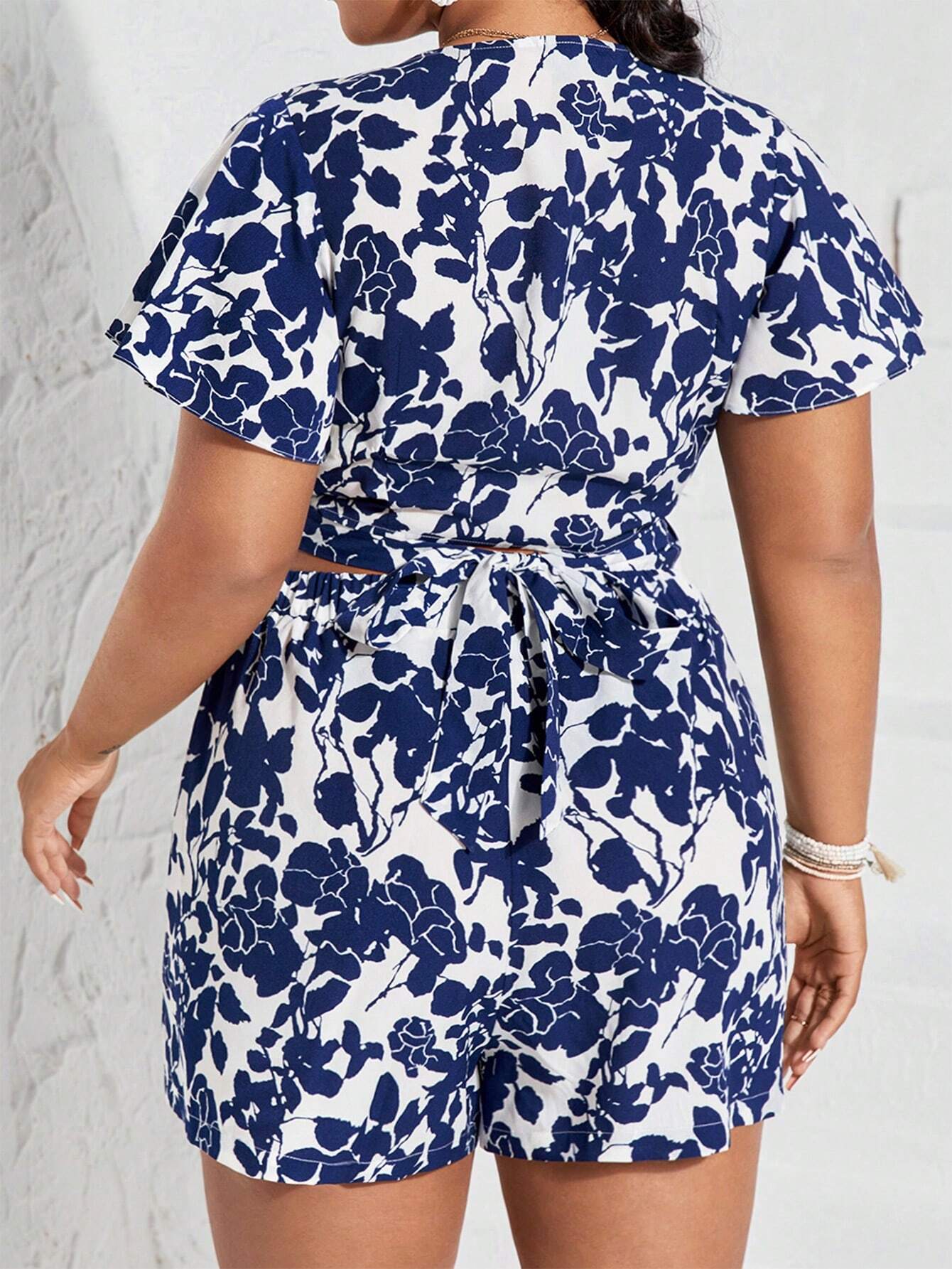 Conjunto Plus Size com Top Floral e Shorts - Clara