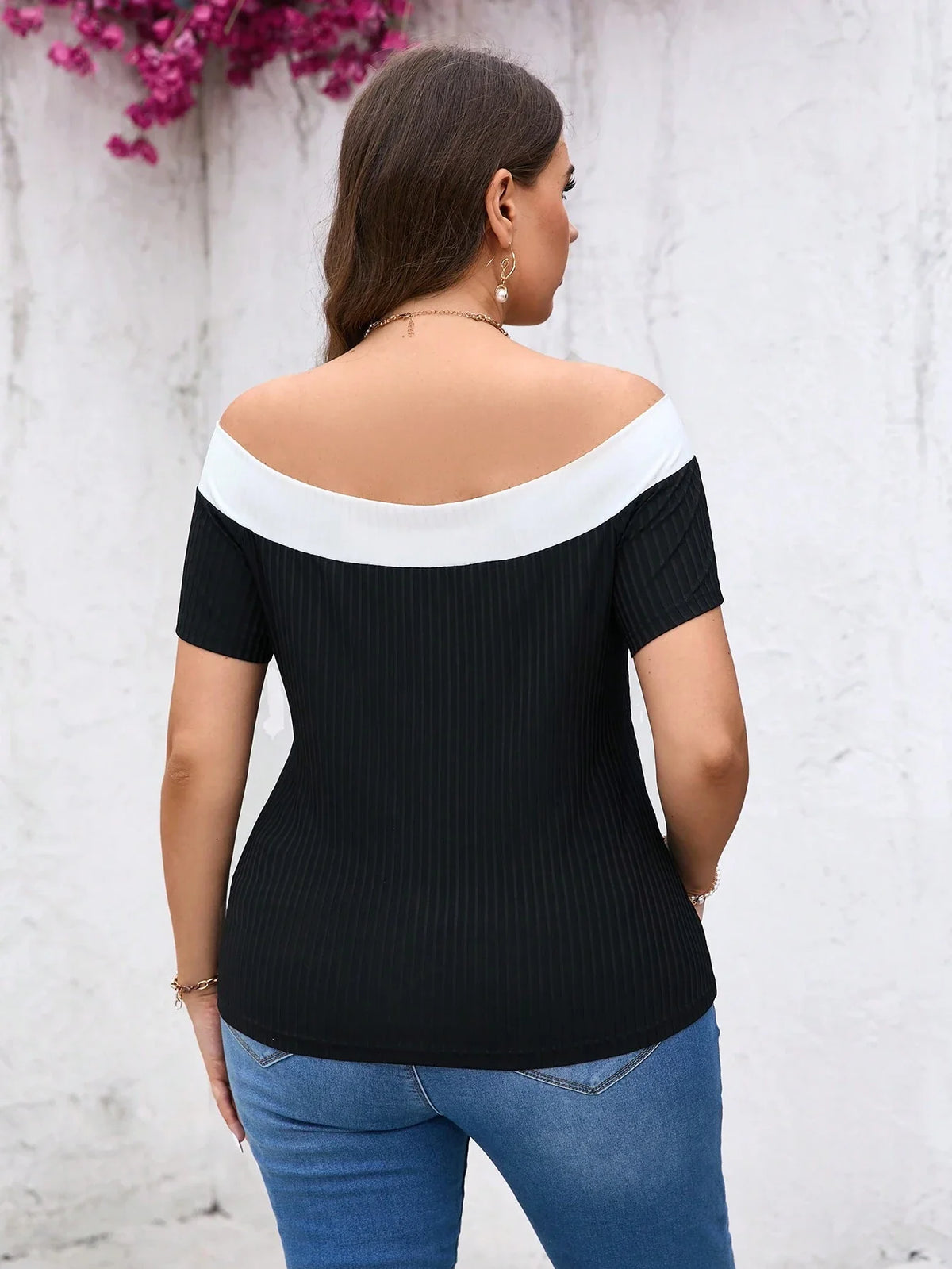 Camiseta Preta e Branca Elegante Plus Size - Renata