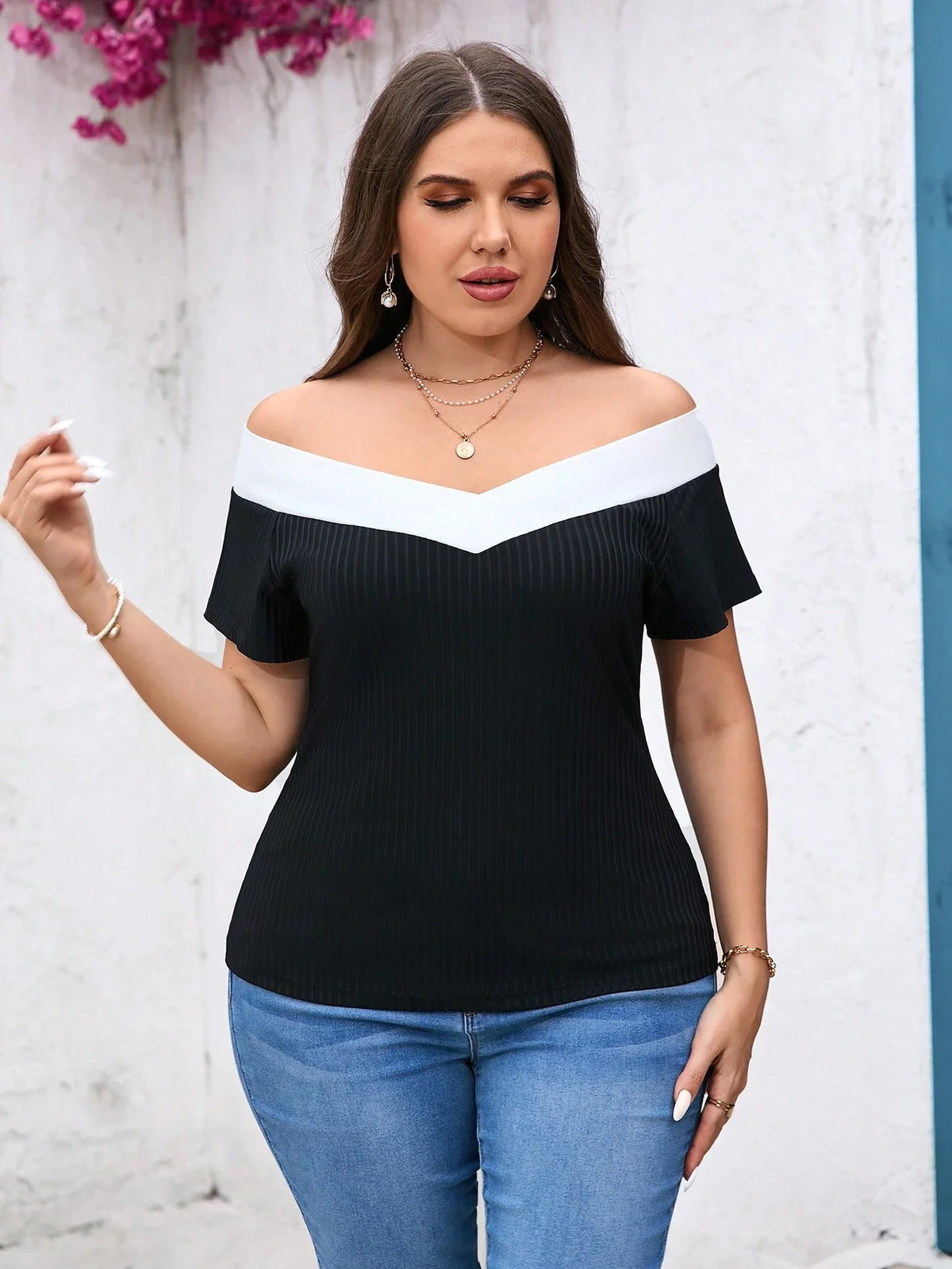 Camiseta Preta e Branca Elegante Plus Size - Renata