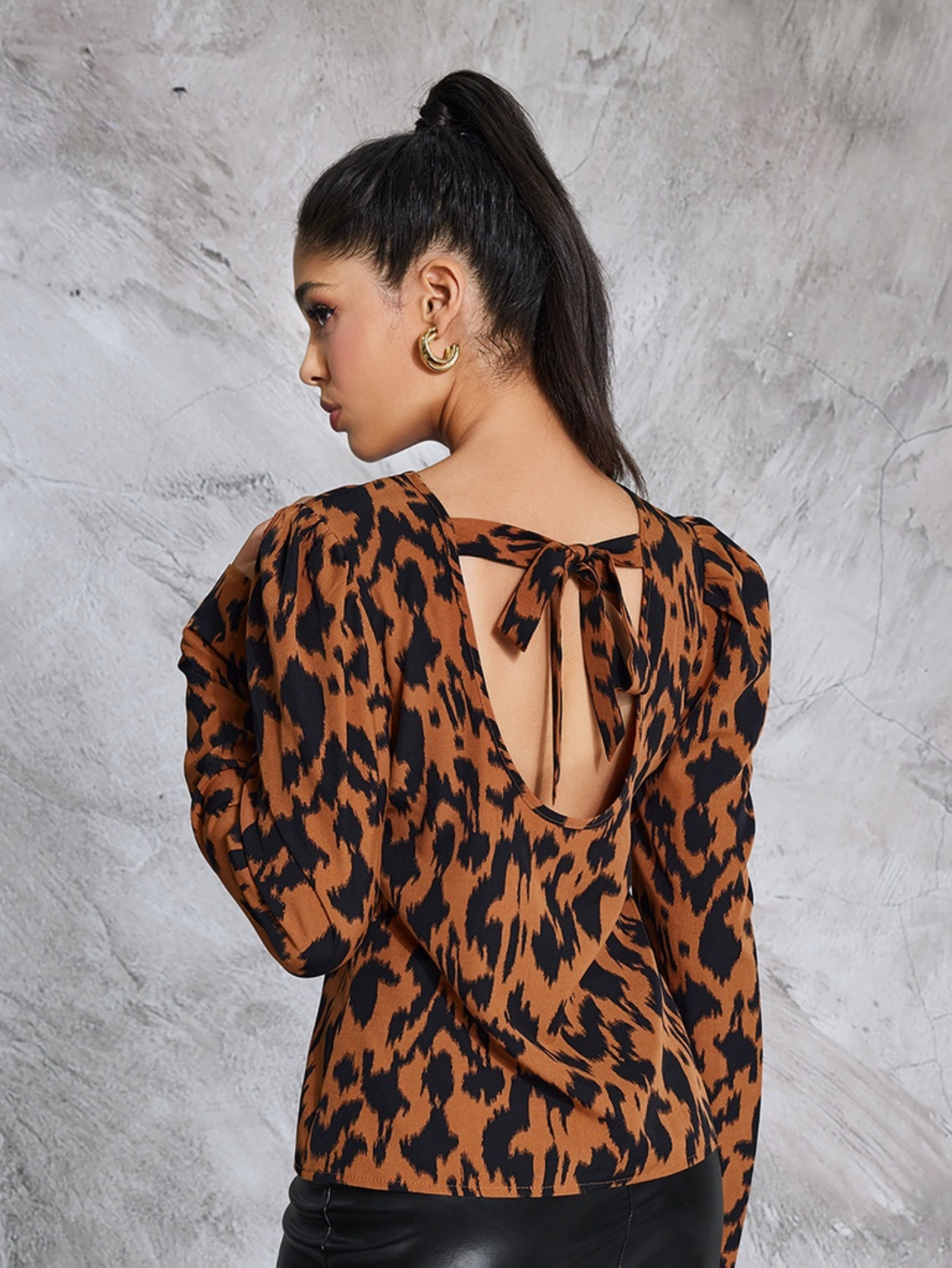 Blusa Aberta nas Costas com Estampa de Leopardo - Raquel