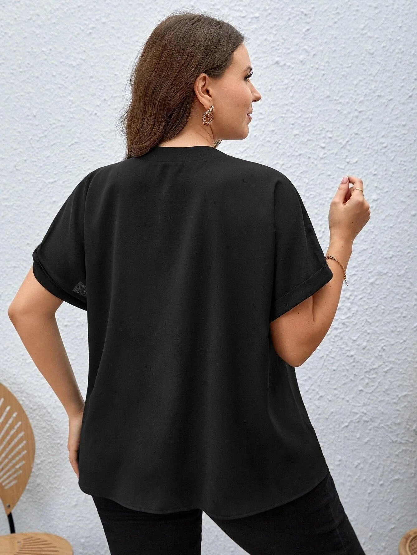 Blusa De Manga Curta Plus Size - tassiniSKU_1713364308279_168tassinitassini(A016)1713364308279/391Blusa De Manga Curta PretoGcamisa feminina, blusas plus size feminina, blusas plus size, blusas femininas, blusa social feminina, blusa feminina plus size, blusa branca feminina,