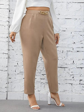 Calça Com Detalhe de Corrente Femina Plus Size - tassiniSKU_1713535813117_164tassinitassini1713535813117/850Calça Com Detalhe de Corrente Bege EscuroGcalça social plus size, calça plus size feminina, calça plus size, calça jeans plus size feminina, calça jeans feminina plus size, calça feminina plus size, calça alfaiataria feminina plus size, calca jeans plus size, alfaiataria plus size,