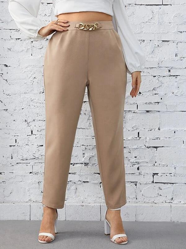 Calça Com Detalhe de Corrente Femina Plus Size - tassiniSKU_1713535813117_164tassinitassini1713535813117/850Calça Com Detalhe de Corrente Bege EscuroGcalça social plus size, calça plus size feminina, calça plus size, calça jeans plus size feminina, calça jeans feminina plus size, calça feminina plus size, calça alfaiataria feminina plus size, calca jeans plus size, alfaiataria plus size,