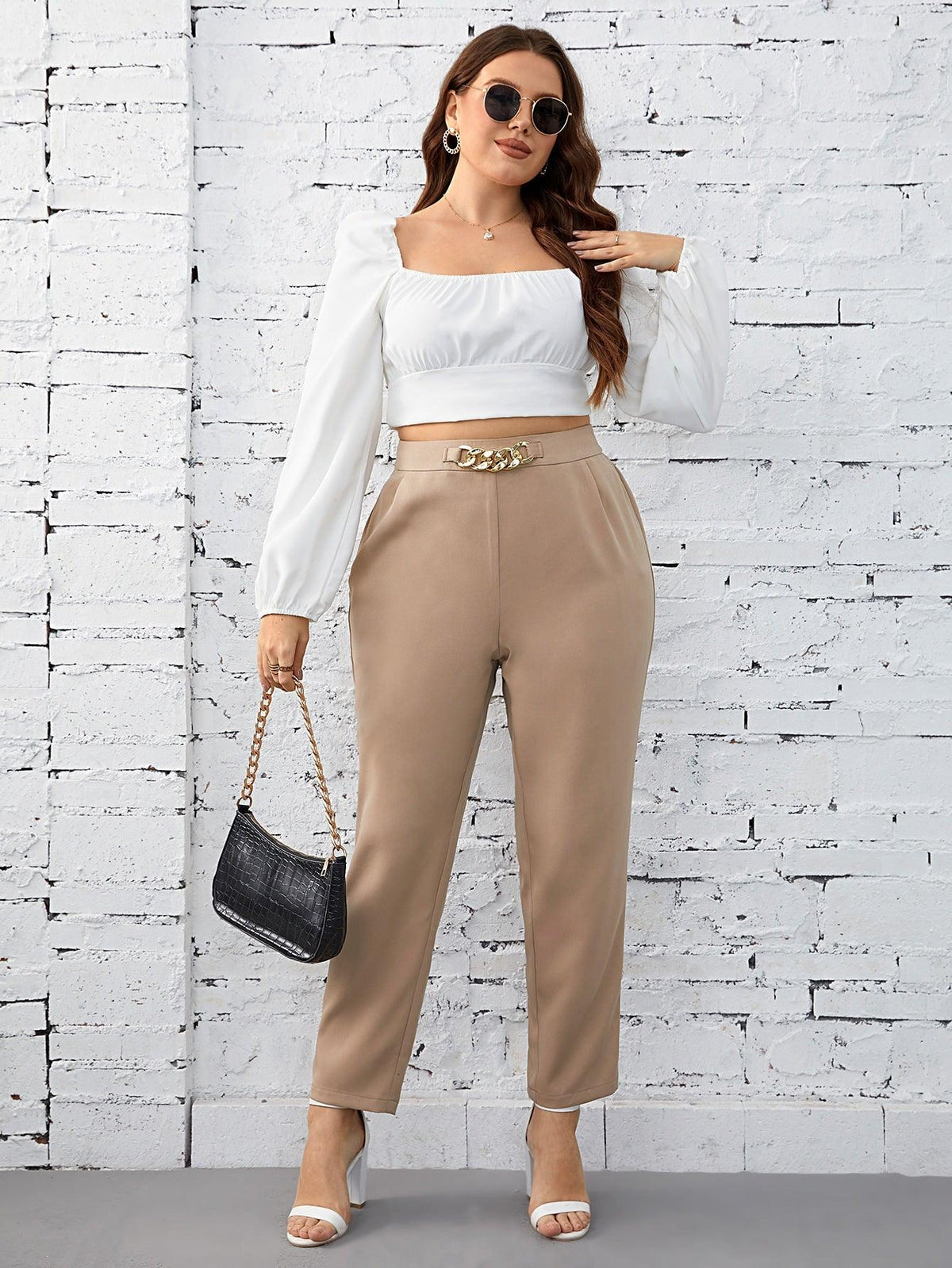 Calça Com Detalhe de Corrente Femina Plus Size - tassiniSKU_1713535813117_164tassinitassini1713535813117/850Calça Com Detalhe de Corrente Bege EscuroGcalça social plus size, calça plus size feminina, calça plus size, calça jeans plus size feminina, calça jeans feminina plus size, calça feminina plus size, calça alfaiataria feminina plus size, calca jeans plus size, alfaiataria plus size,