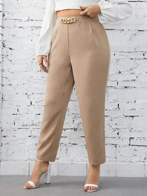 Calça Com Detalhe de Corrente Femina Plus Size - tassiniSKU_1713535813117_164tassinitassini1713535813117/850Calça Com Detalhe de Corrente Bege EscuroGcalça social plus size, calça plus size feminina, calça plus size, calça jeans plus size feminina, calça jeans feminina plus size, calça feminina plus size, calça alfaiataria feminina plus size, calca jeans plus size, alfaiataria plus size,