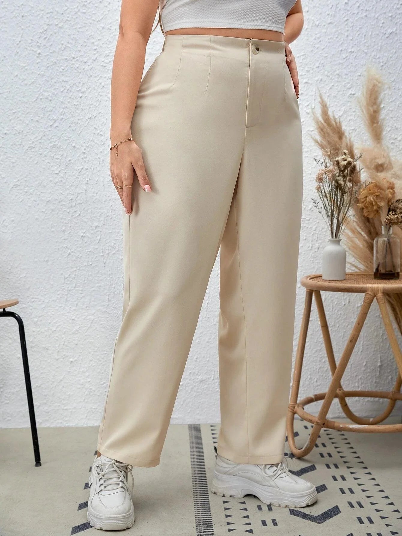 Calça Reta Feminina Plus Size - tassiniSKU_1713757009076_775tassinitassini(A090)1713757009076/25Calça Reta Feminina BegeGcalça social plus size, calça plus size feminina, calça plus size, calça jeans plus size feminina, calça jeans feminina plus size, calça feminina plus size, calça alfaiataria feminina plus size, calca jeans plus size, alfaiataria plus size,